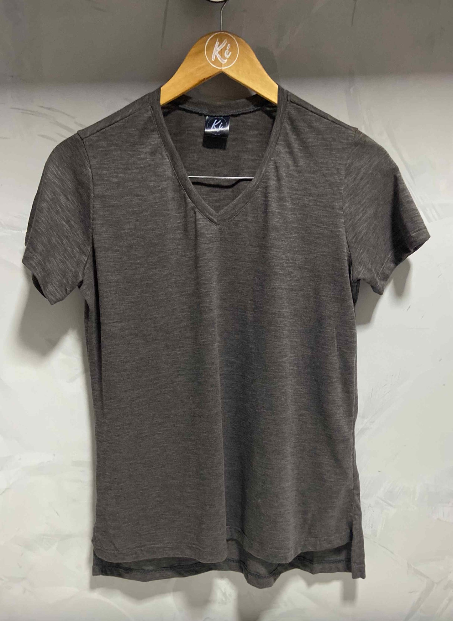 Camiseta Gola V feminina em PET reciclado Grafite (PET V2)