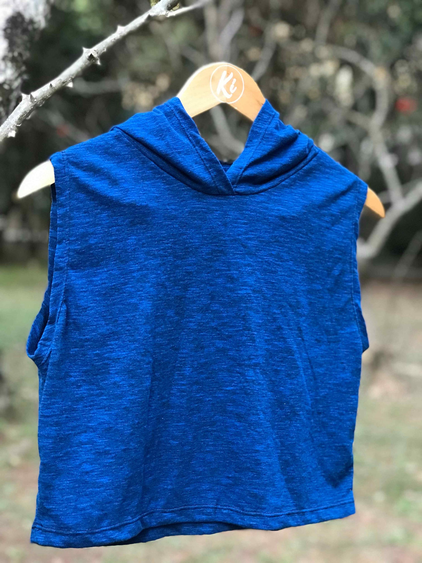 Cropped com capuz em PET reciclado Azul
