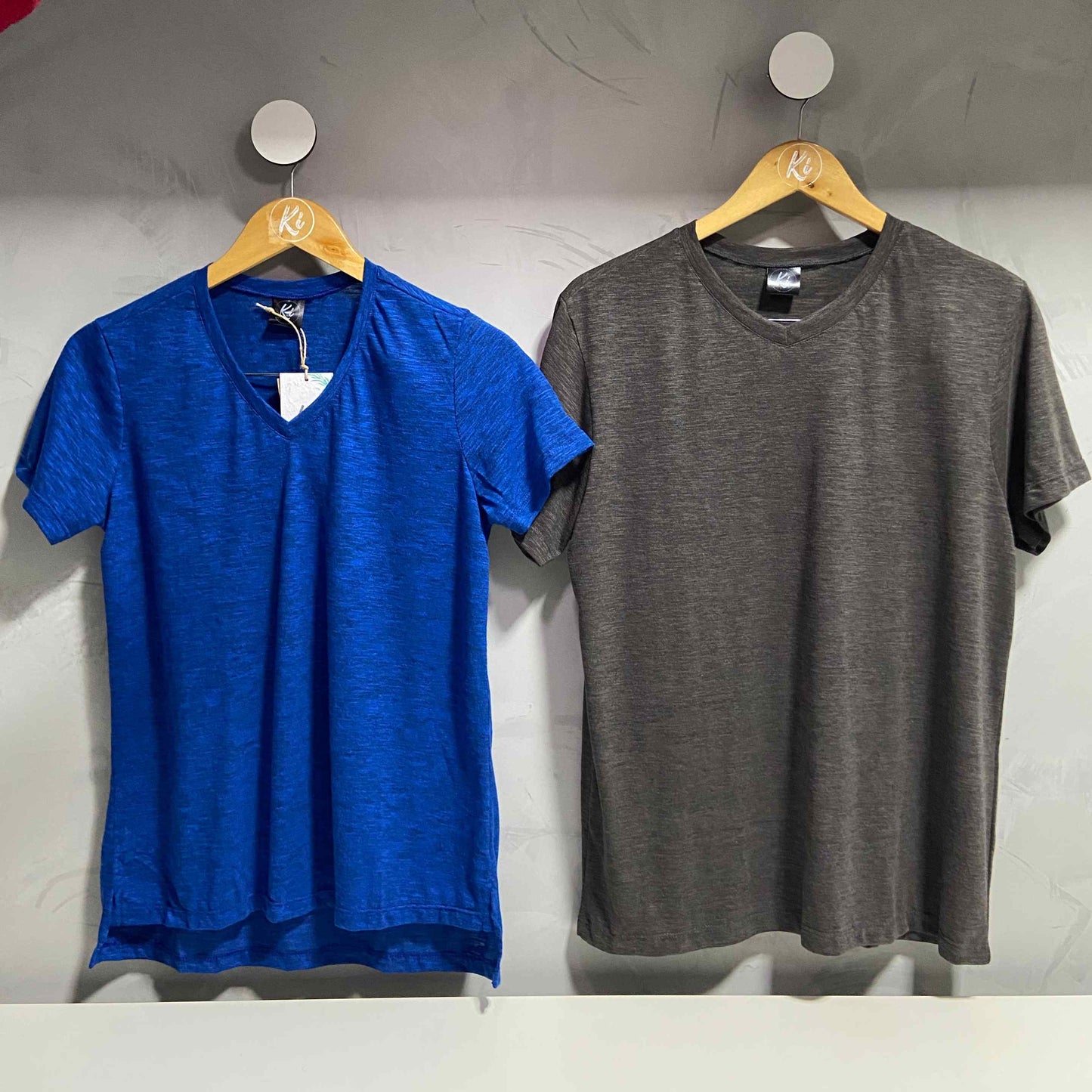 Camiseta Gola V feminina em PET reciclado Azul Primário (PET V2)