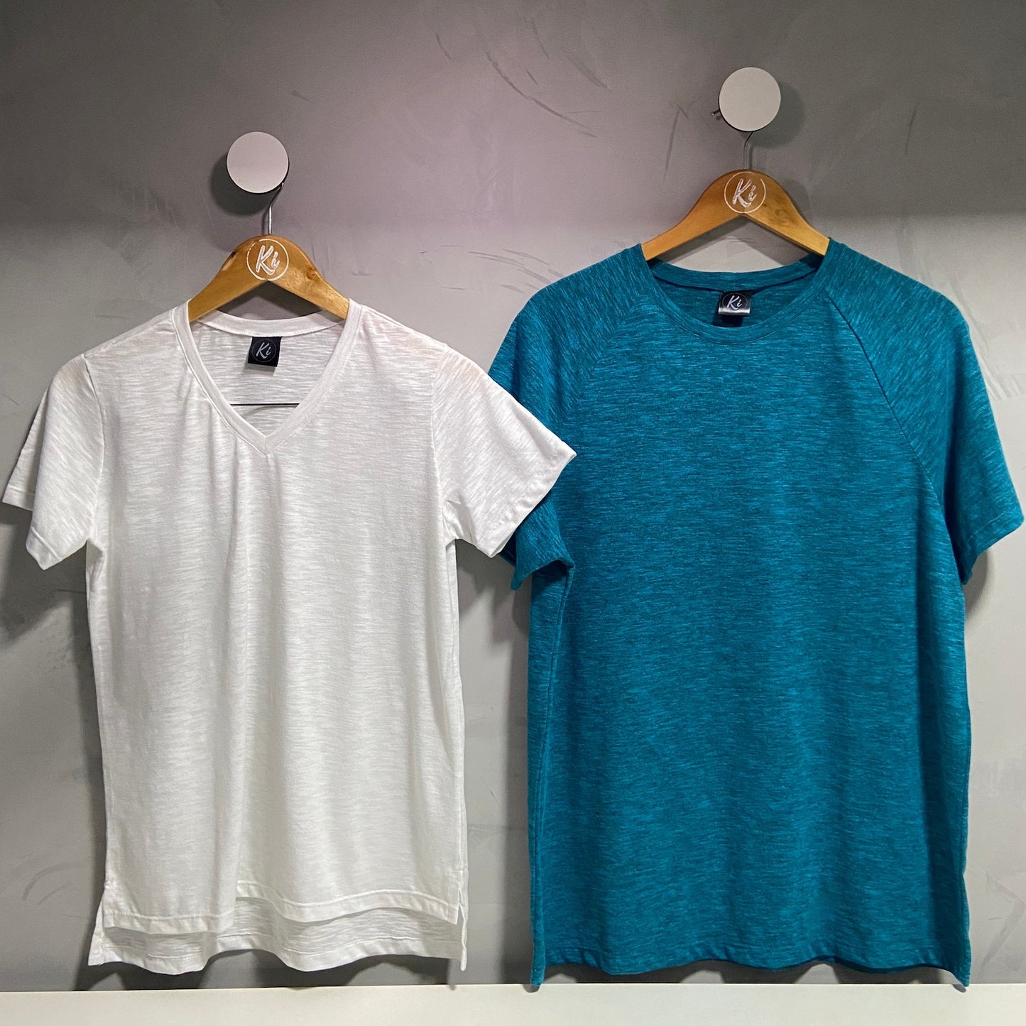 Camiseta Gola V feminina em PET reciclado Branca (PET V2)