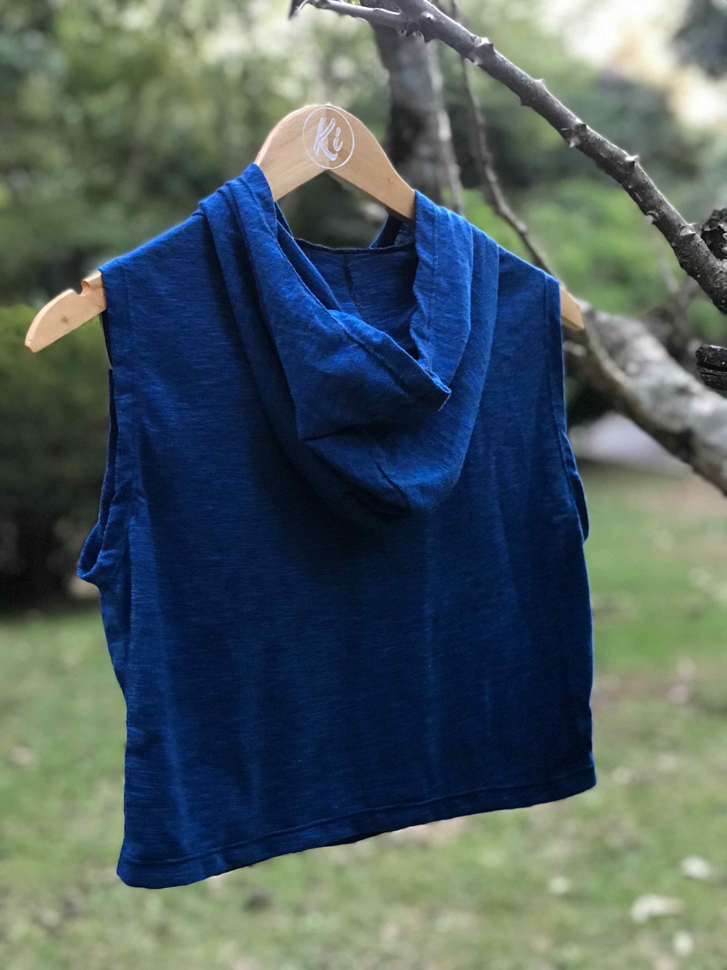 Cropped com capuz em PET reciclado Azul