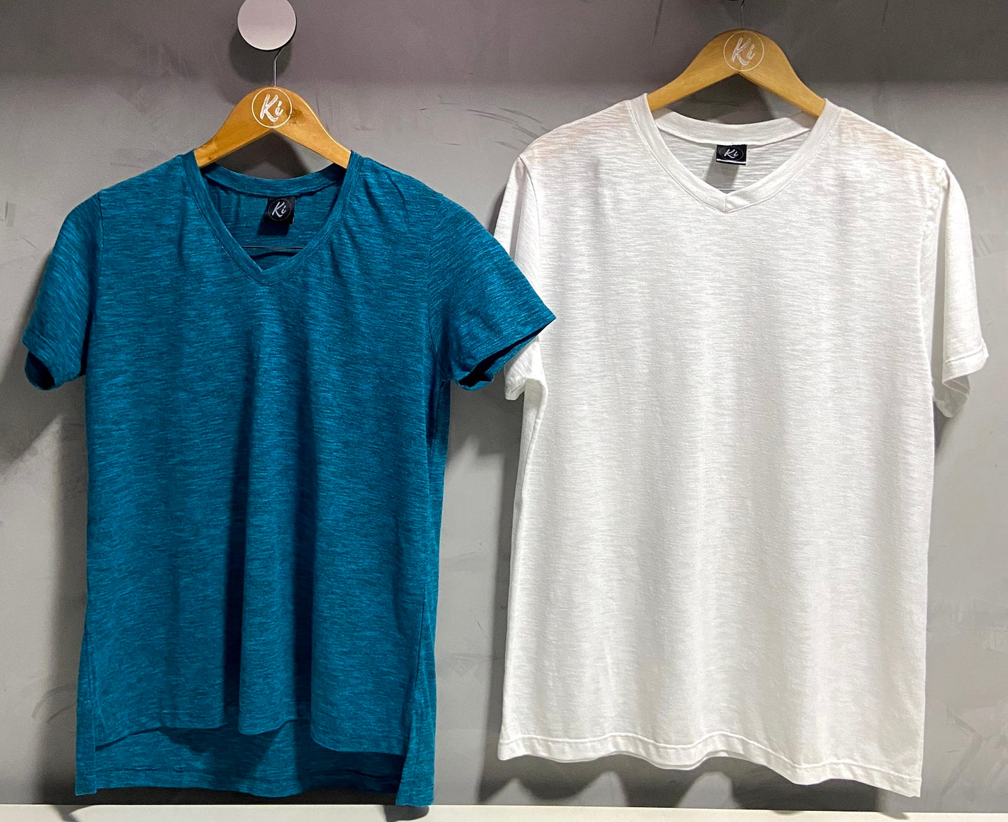 Camiseta Gola V feminina em PET reciclado Azul Petróleo (PET V2)