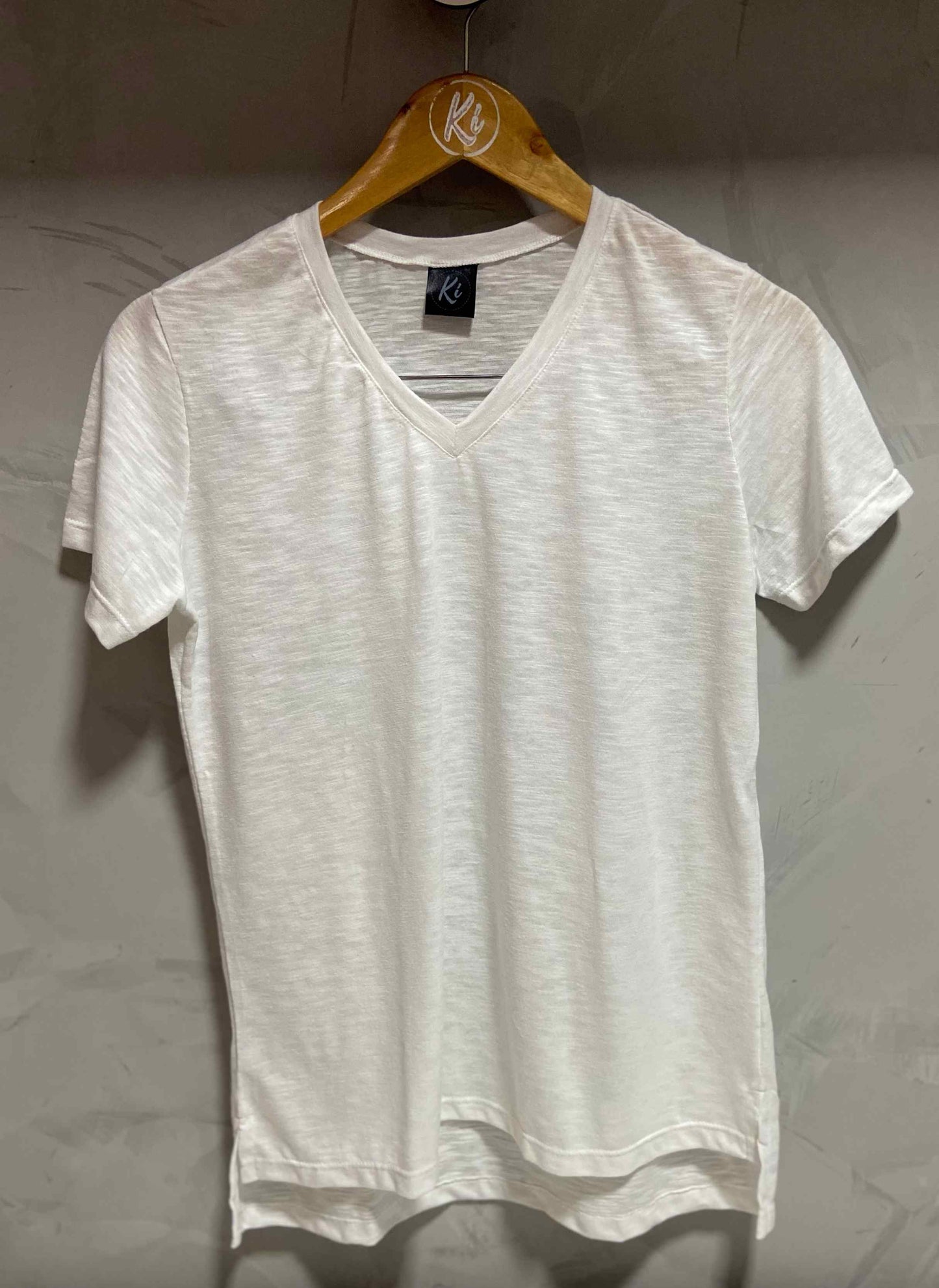 Camiseta Gola V feminina em PET reciclado Branca (PET V2)
