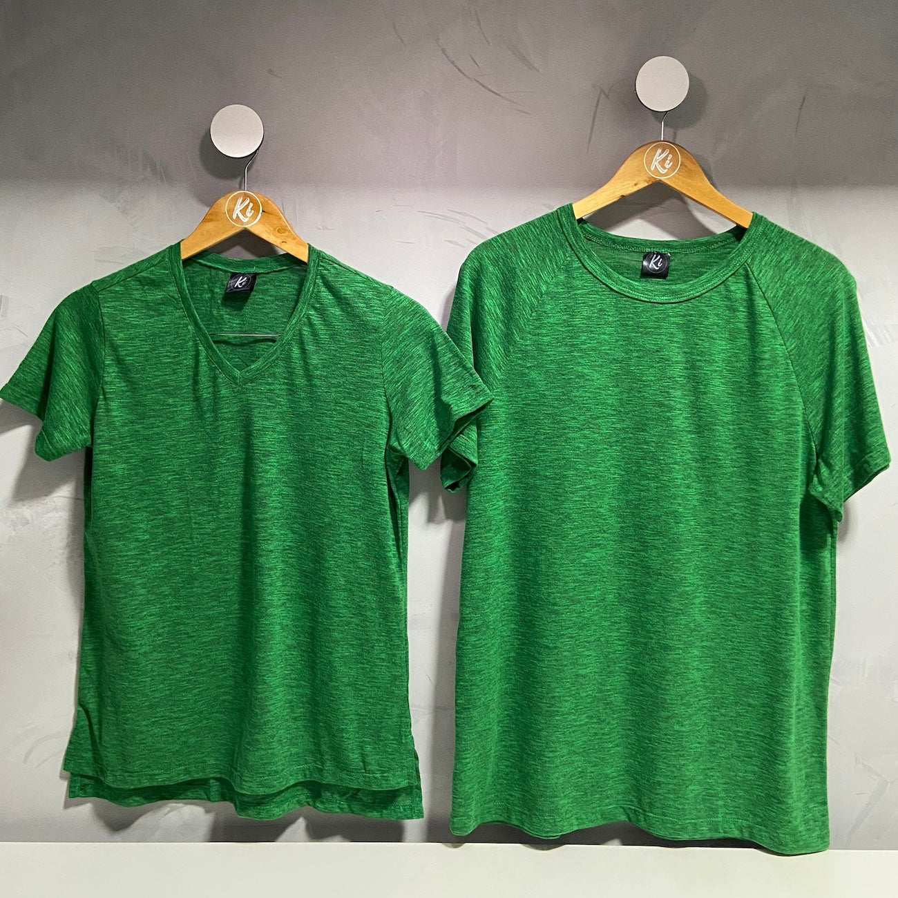 Camiseta Gola V feminina em PET reciclado Verde Bandeira (PET V2)