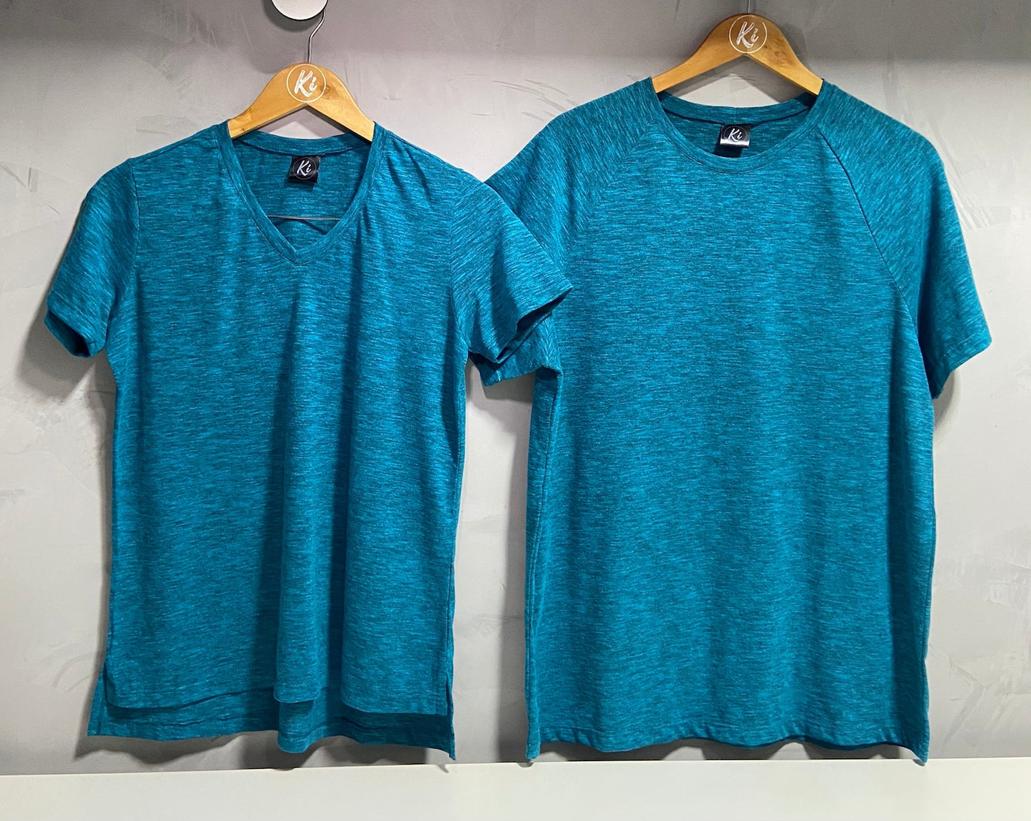 Camiseta Gola V feminina em PET reciclado Azul Petróleo (PET V2)