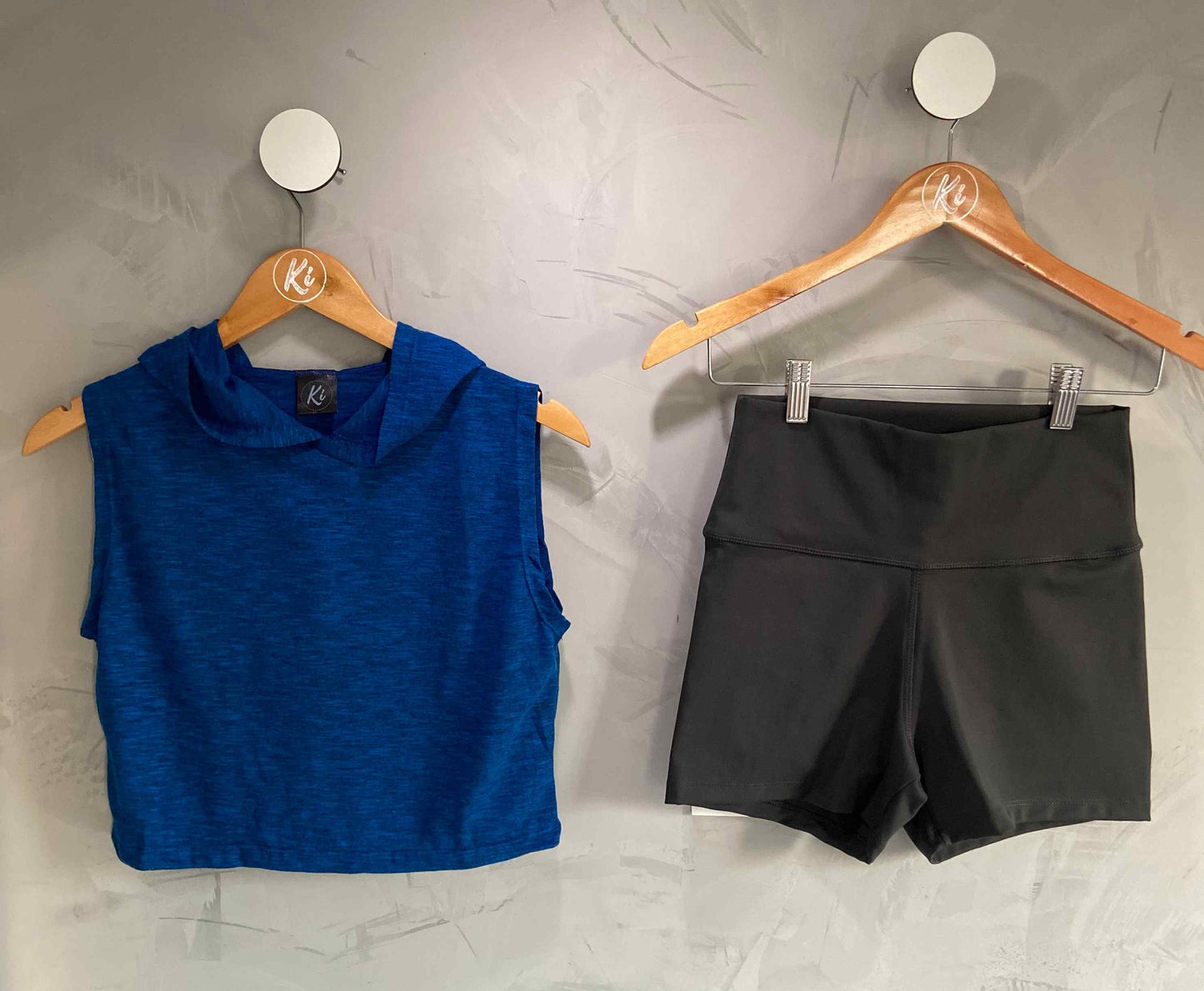 Cropped com capuz em PET reciclado Azul