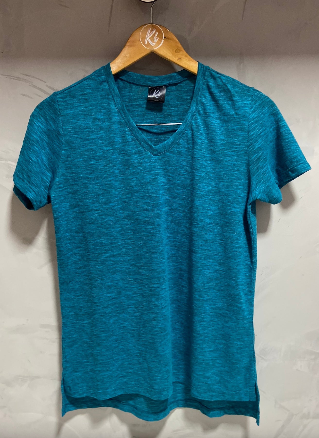 Camiseta Gola V feminina em PET reciclado Azul Petróleo (PET V2)