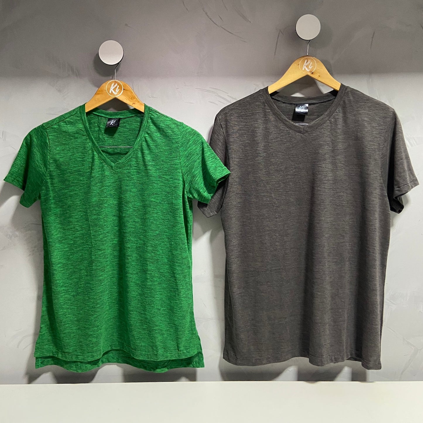Camiseta Gola V feminina em PET reciclado Verde Bandeira (PET V2)