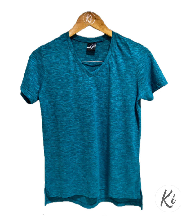 Camiseta Gola V feminina em PET reciclado Azul Petróleo (PET V2)