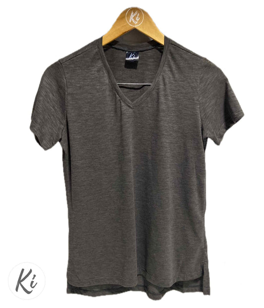 Camiseta Gola V feminina em PET reciclado Grafite (PET V2)