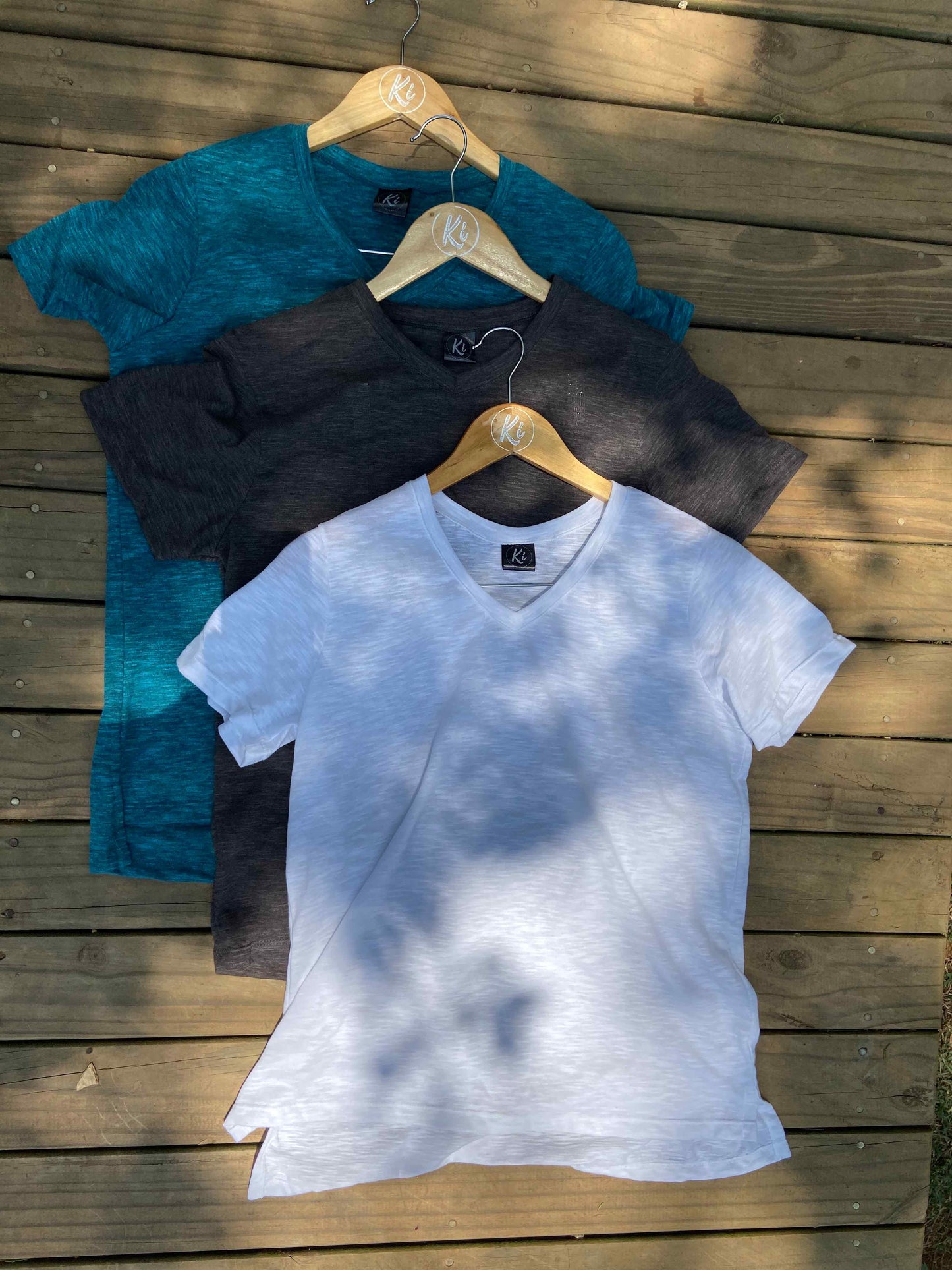 Camiseta Gola V feminina em PET reciclado Branca (PET V2)