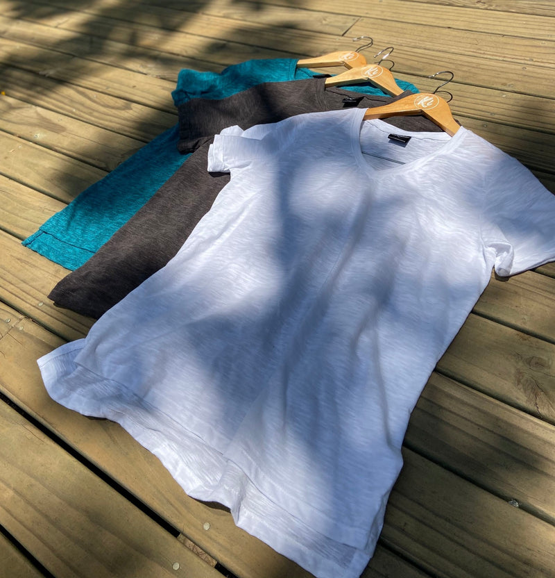 Camiseta Gola V feminina em PET reciclado Branca (PET V2)